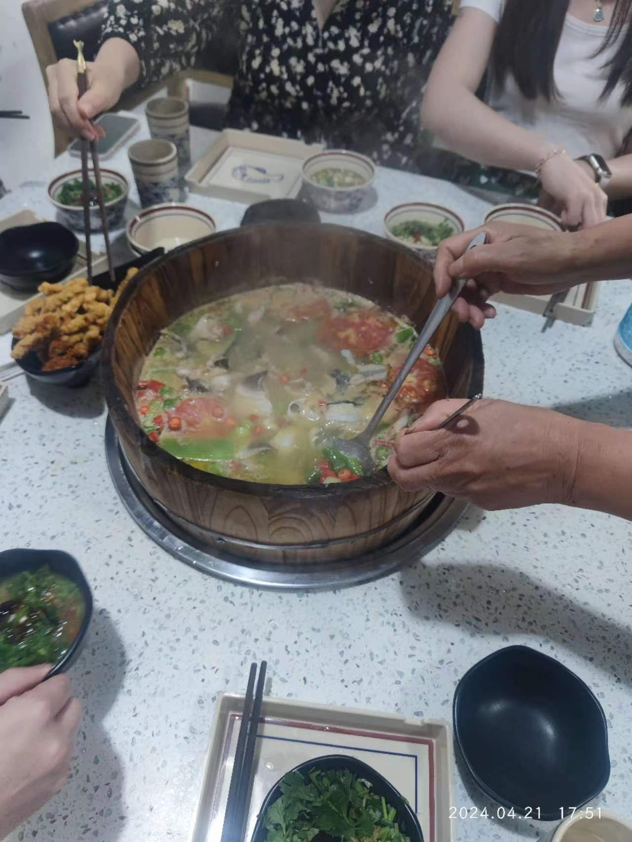 刚出锅的鱼，旁边的小酥肉特别好吃