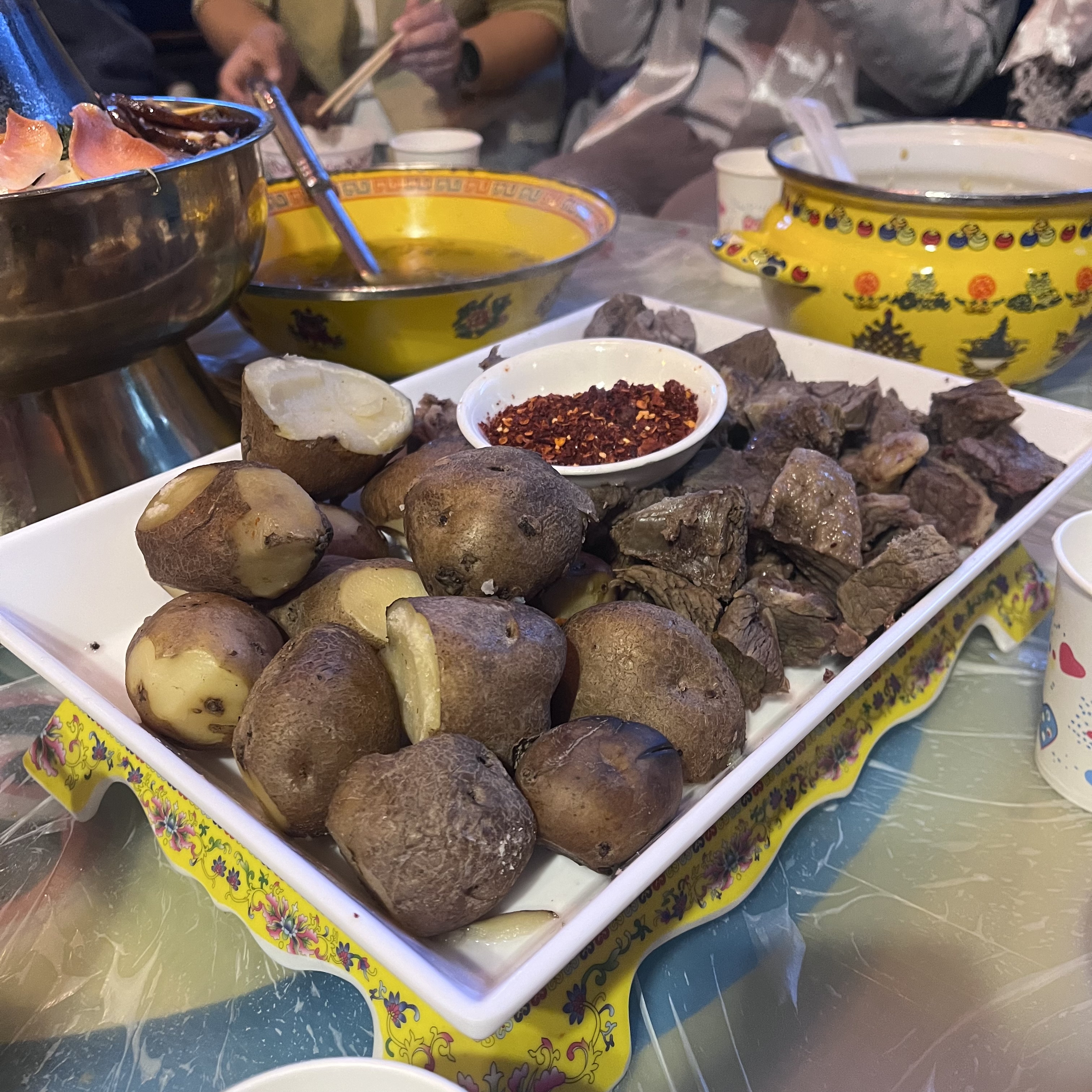 "烤牦牛肉与“牦牛蛋”（土豆）"