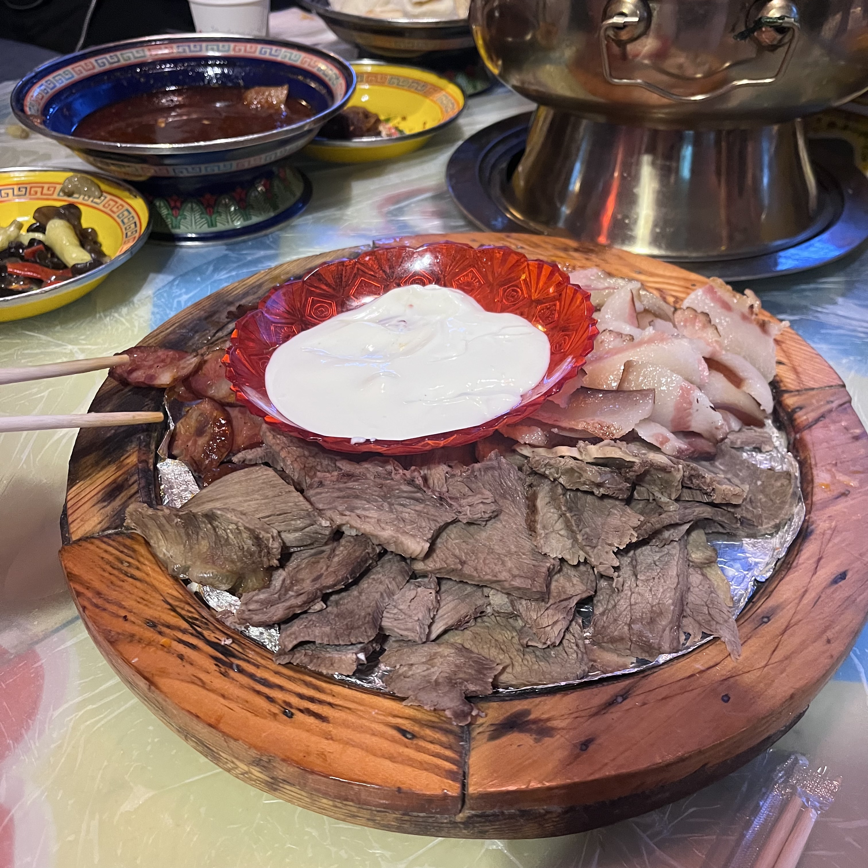 一大盘烤肉与蘸料酸奶